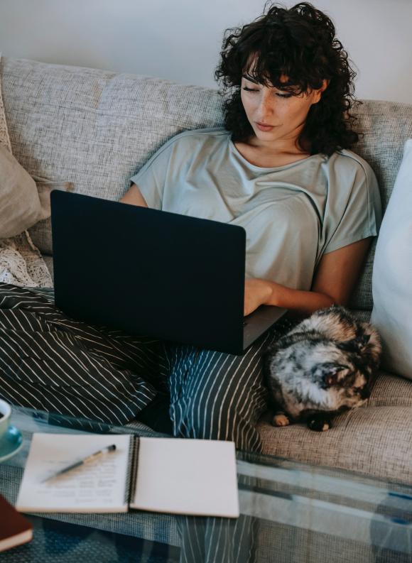 vrouw achter haar laptop